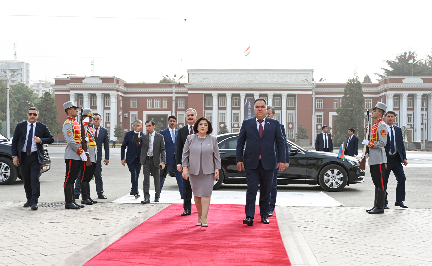 Возглавляемая председателем Милли Меджлиса Сагибой Гафаровой парламентская делегация побывала на площади Дусти в Душанбе 